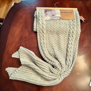 NWT Mermaid Tail Knitted Blanket Throw in Ariel Grey